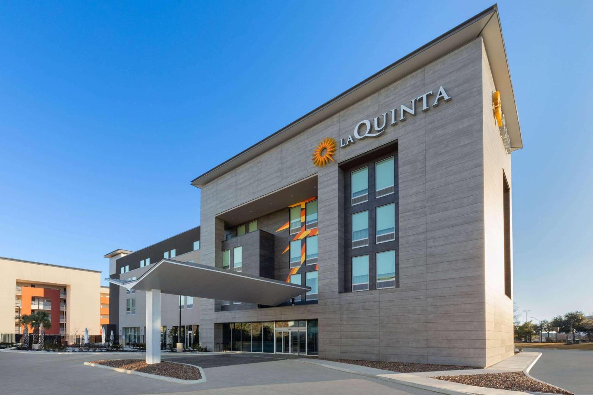La Quinta Inn & Suites By Wyndham San Antonio At The Rim מראה חיצוני תמונה